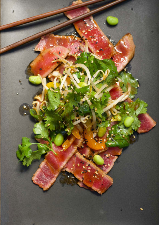 Tataki de thon jaune à l’orientale, salade croquante aux fèves germées, edamames et coriandre