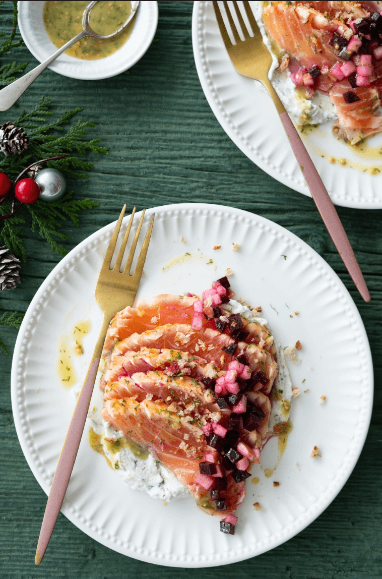 Tataki de saumon nordique, crème d’aneth, betteraves et croustillant de seigle