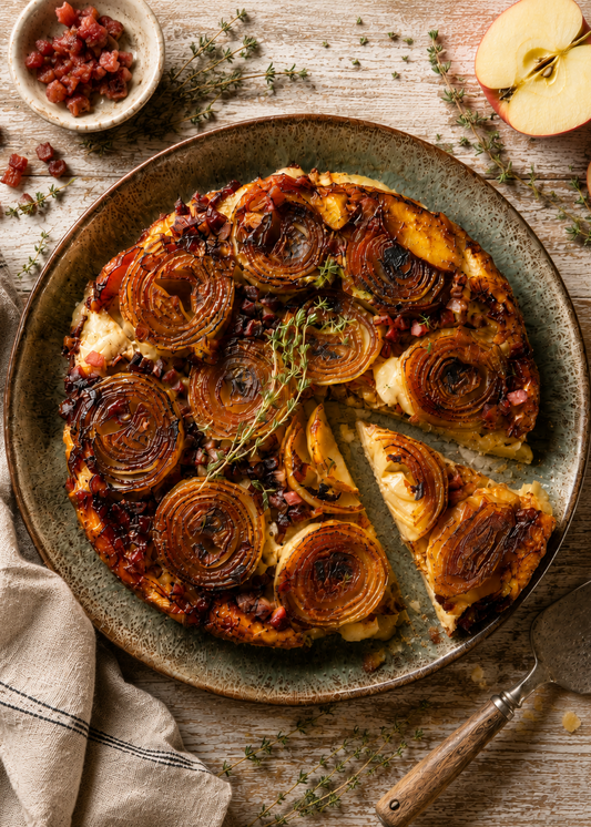 Tarte Tatin salée aux pommes, oignons caramélisés, bacon fumé et fromage en grains