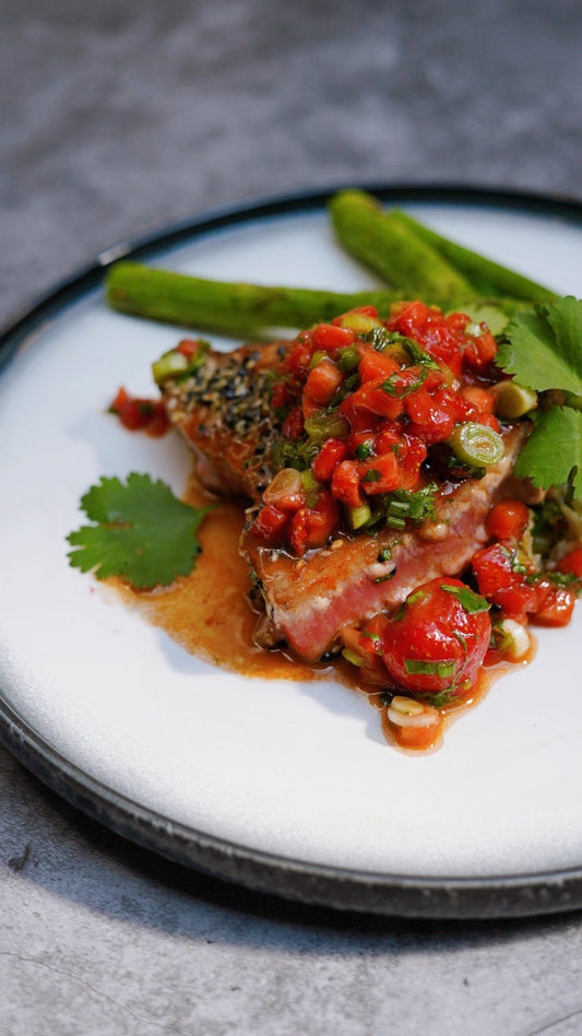 Thon poêlé en croûte de sésame, salsa relevée de fraises du Québec