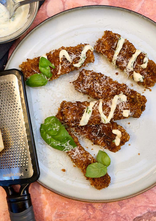 Tofu en croûte de panko aux herbes et parmesan, sauce crémeuse au citron et basilic