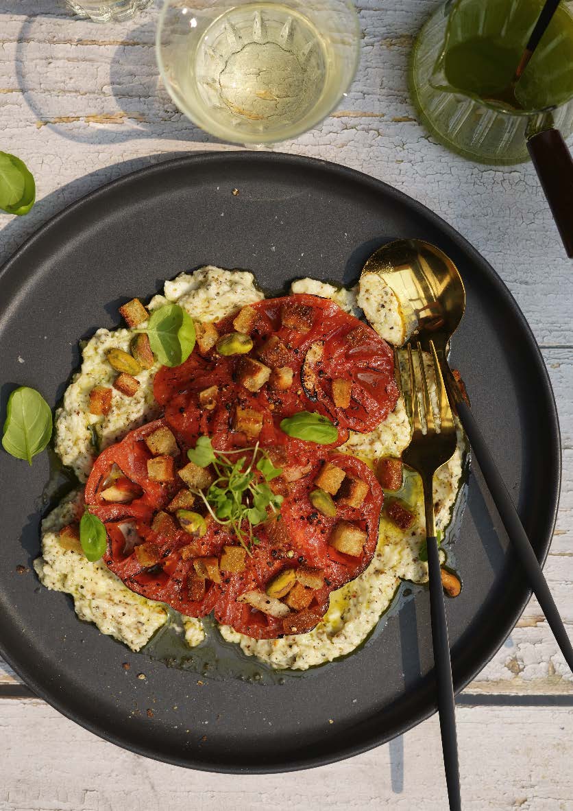 Tomates anciennes grillées, stracciatella et huile d’olive au basilic