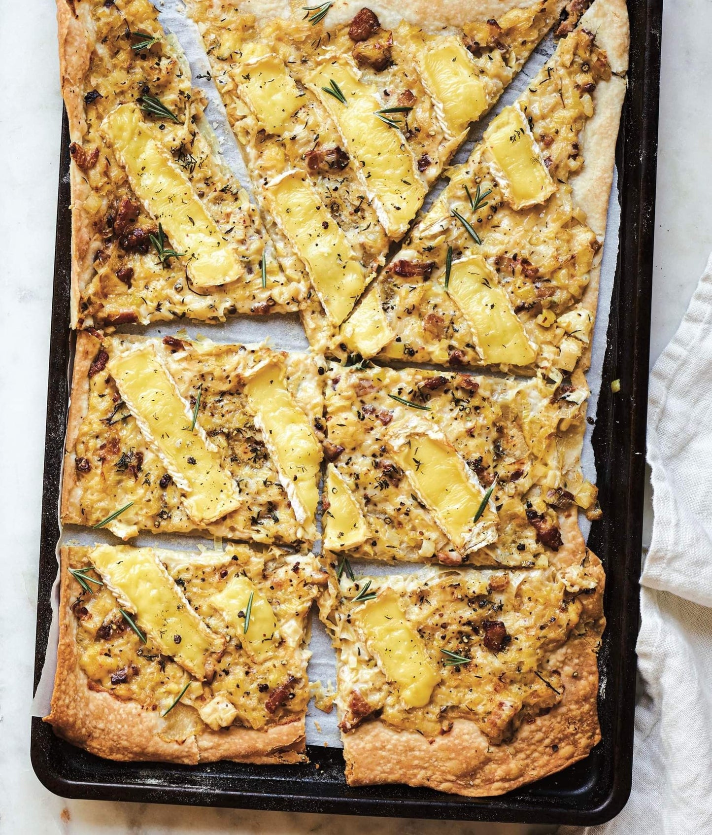 Tombée de poireaux aux lardons et au brie sur croûte feuilletée