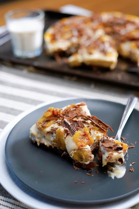 Torte brownies, mousse au chocolat blanc et bananes caramélisées