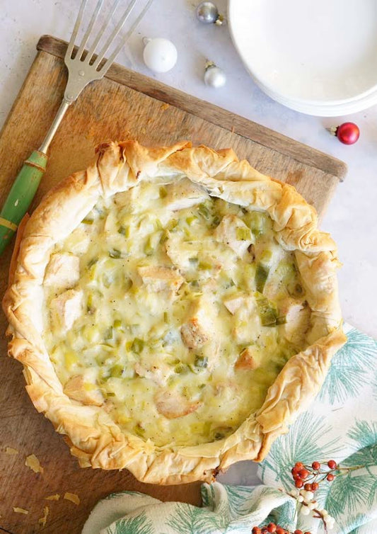 Tourte feuilletée filo au poulet, poireaux et vin blanc