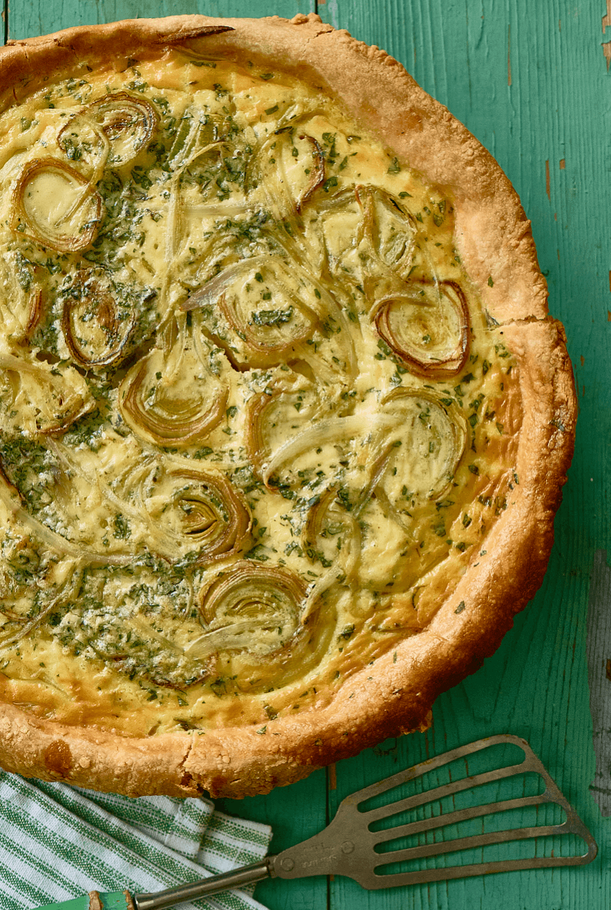 Tourte fondante aux poireaux et gruyère, julienne croustillante d’herbes
