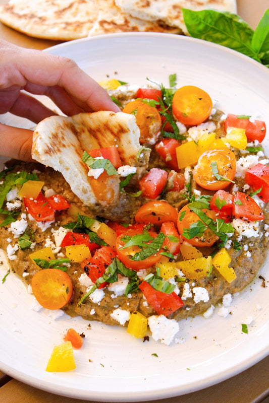 Trempette d’aubergine fumée, garniture de tomates et feta aux herbes