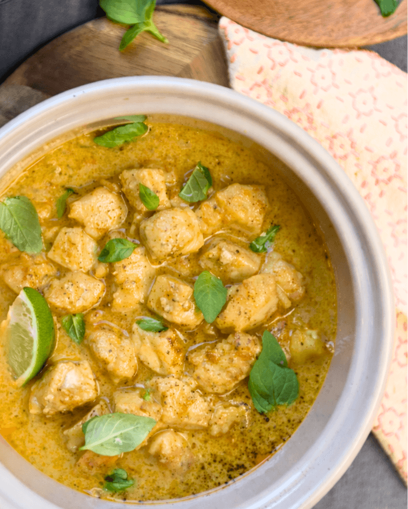 Poulet braisé au lait de coco, curry doux et basilic thaï