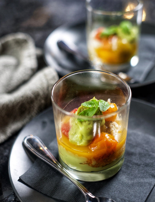 Verrine de guacamole au chèvre doux aux herbes fines et aux tomates confites