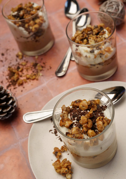 Verrine de mousse de marron et crème fouettée au rhum, éclats de noisettes caramélisées