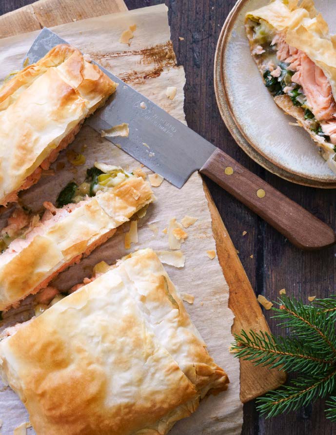 Wellington de saumon, épinards, brie et artichauts