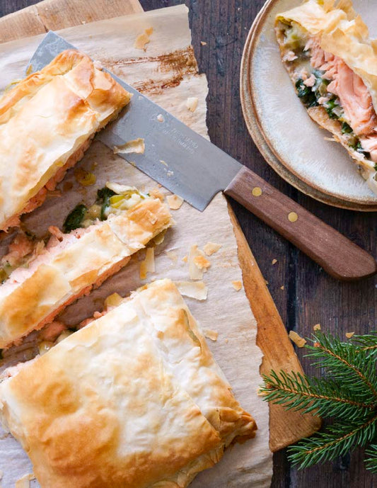 Wellington de saumon, épinards, brie et artichauts