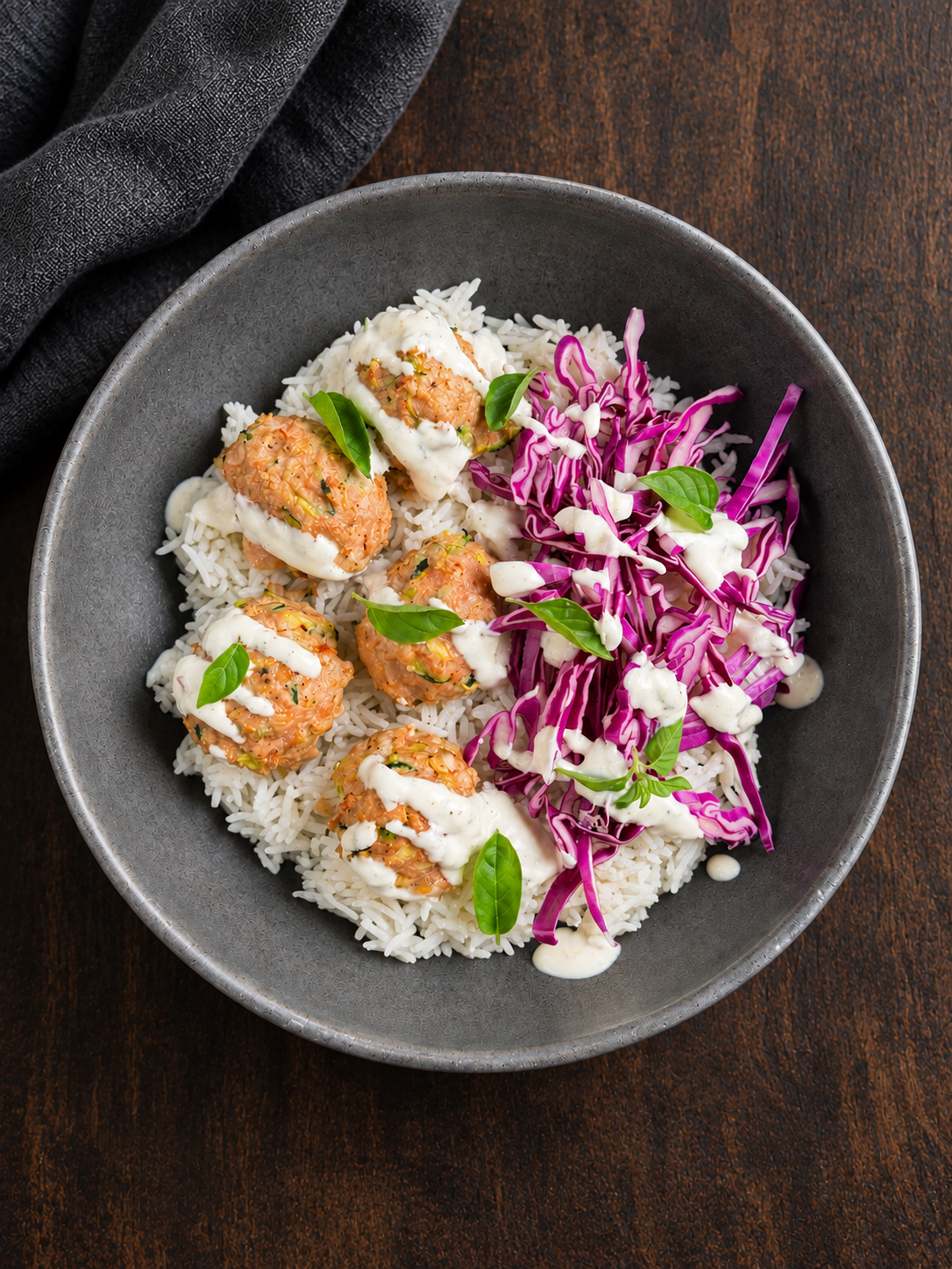 Bol méditéranéen aux polpettes de dinde, sauce au yogourt et tahini