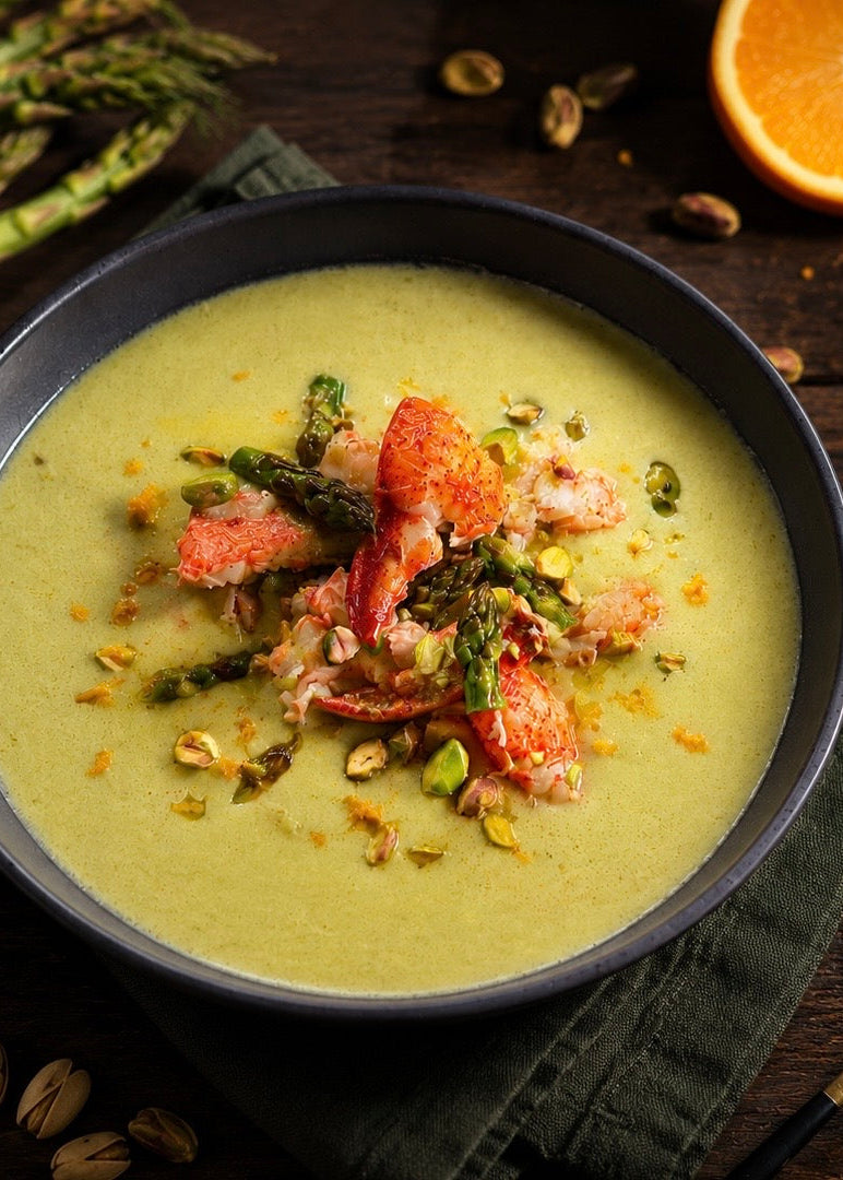 Crème d’asperges du Québec à l’orange, homard tiède aux pointes d’asperges