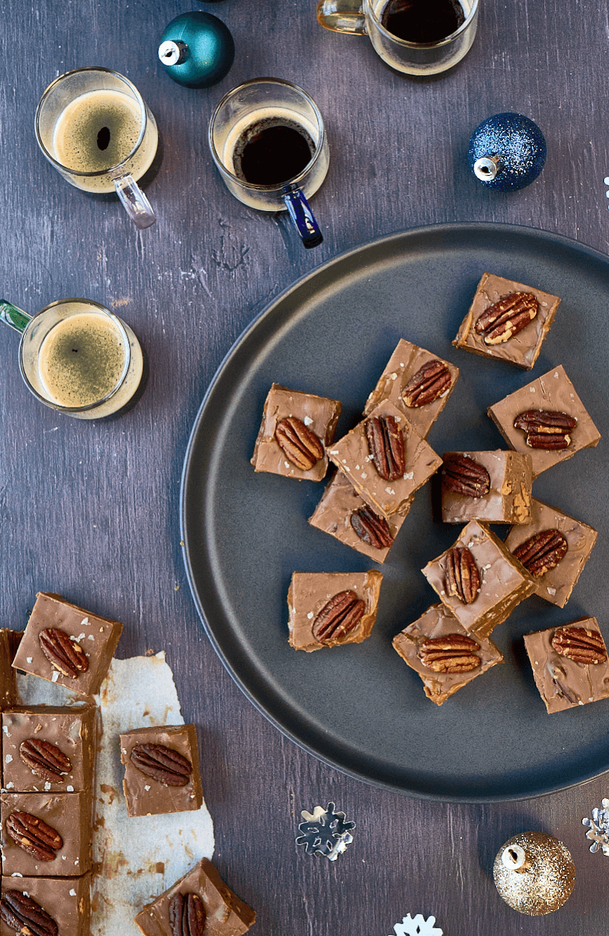 Fudge au chocolat au lait et caramel salé, noix de pécan grillées