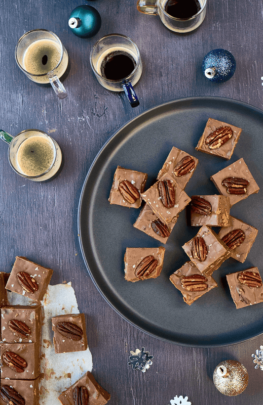 Fudge au chocolat au lait et caramel salé, noix de pécan grillées