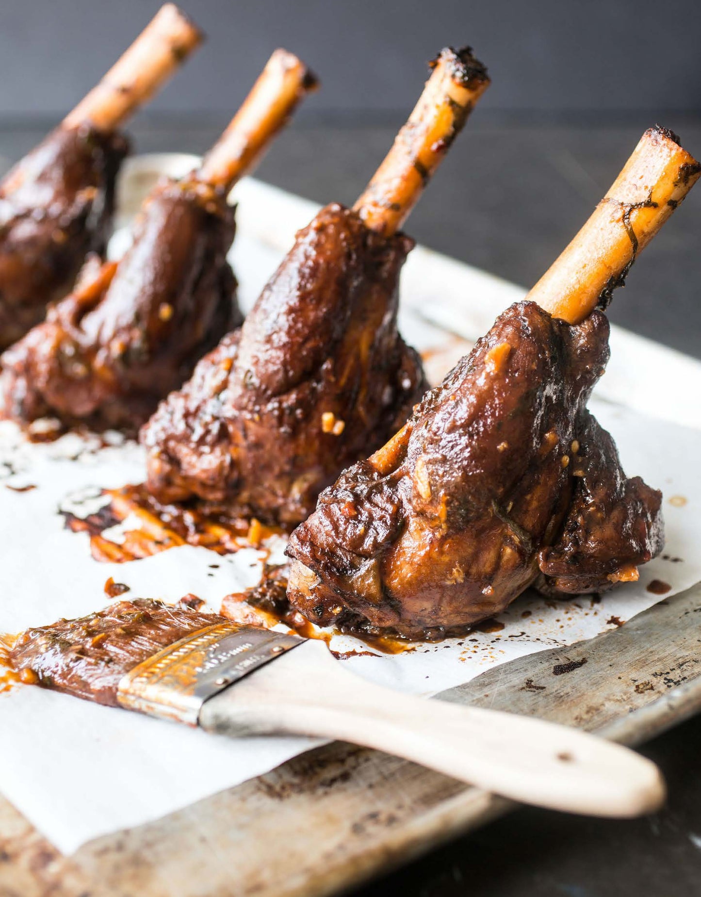 Jarret d’agneau braisé, glacé au coulis de tomate épicées et à la menthe fraîche