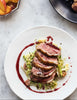 Magret de canard aux poivres concassés, réduction de vin rouge épicé