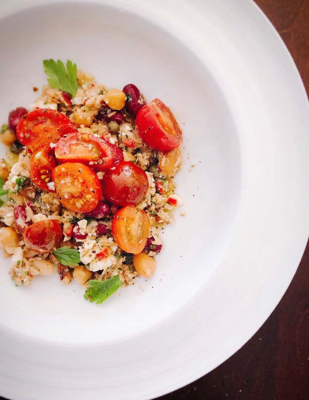 Salade de légumineuse au thon pâle, feta et légumes croquants à la méditerranéenne