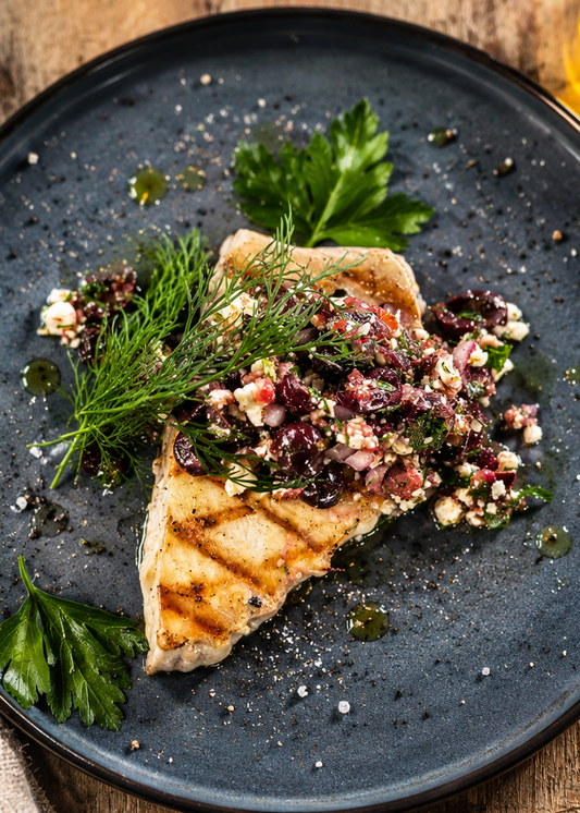 Steak d’espadon grillé, sauce vierge aux olives et à la feta