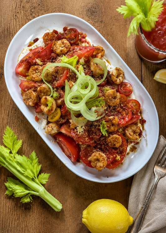 Tomates façon Bloody Caesar, crevettes saisies à la vodka, crème fouettée au raifort et crumble de bacon